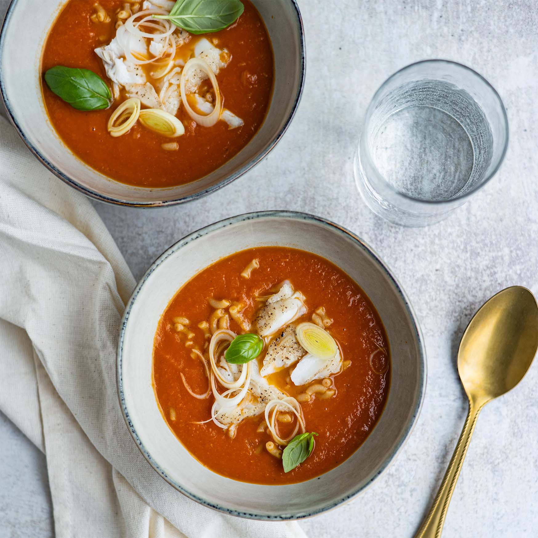 Maaltijdsoep met tomaat, pasta en koolvis