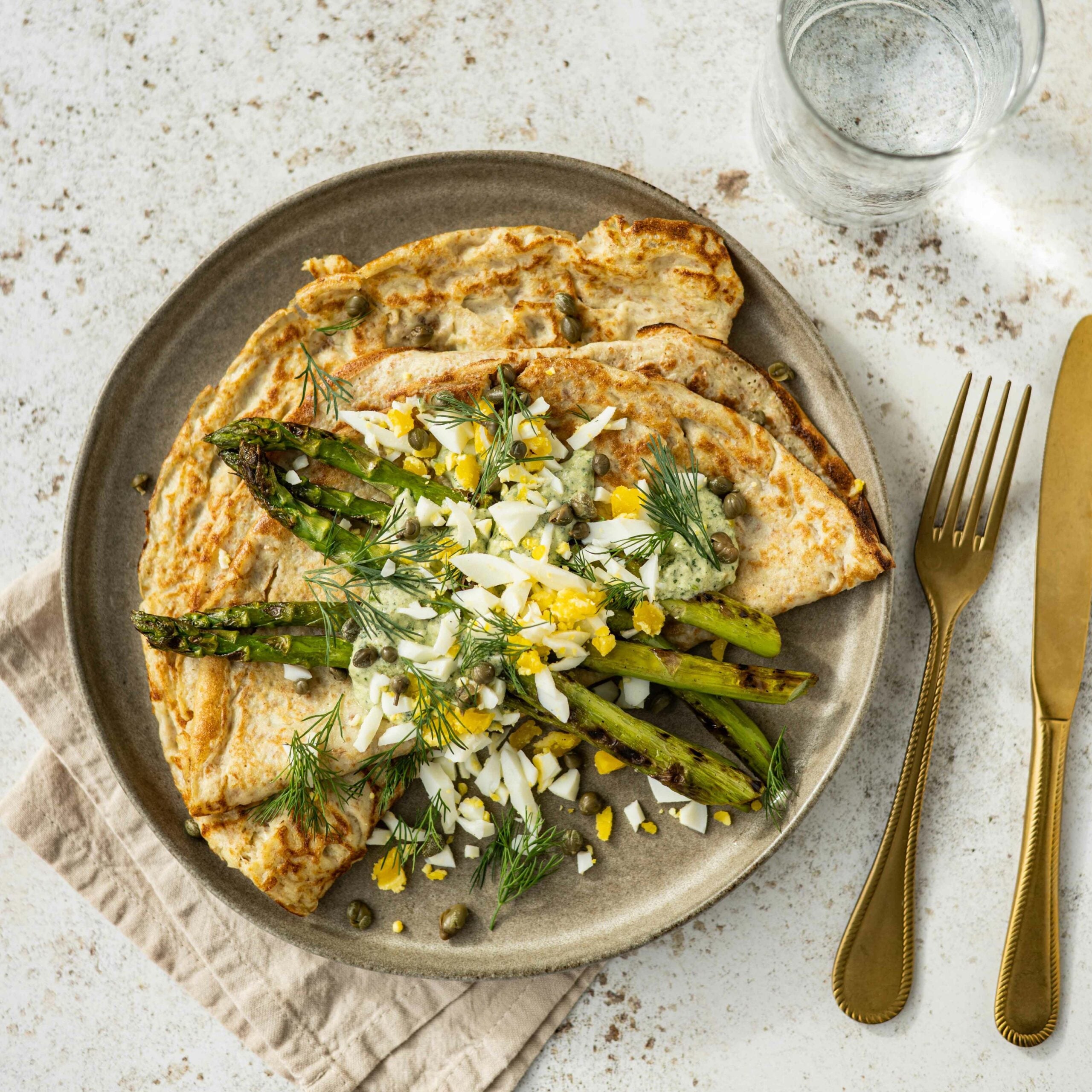 Volkorenpannenkoekjes met witte asperges en pesto