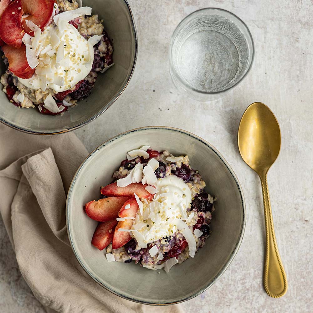 Roodfruit-haverpudding met perzik