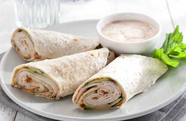 Wrap met kip en yoghurt-knoflooksaus