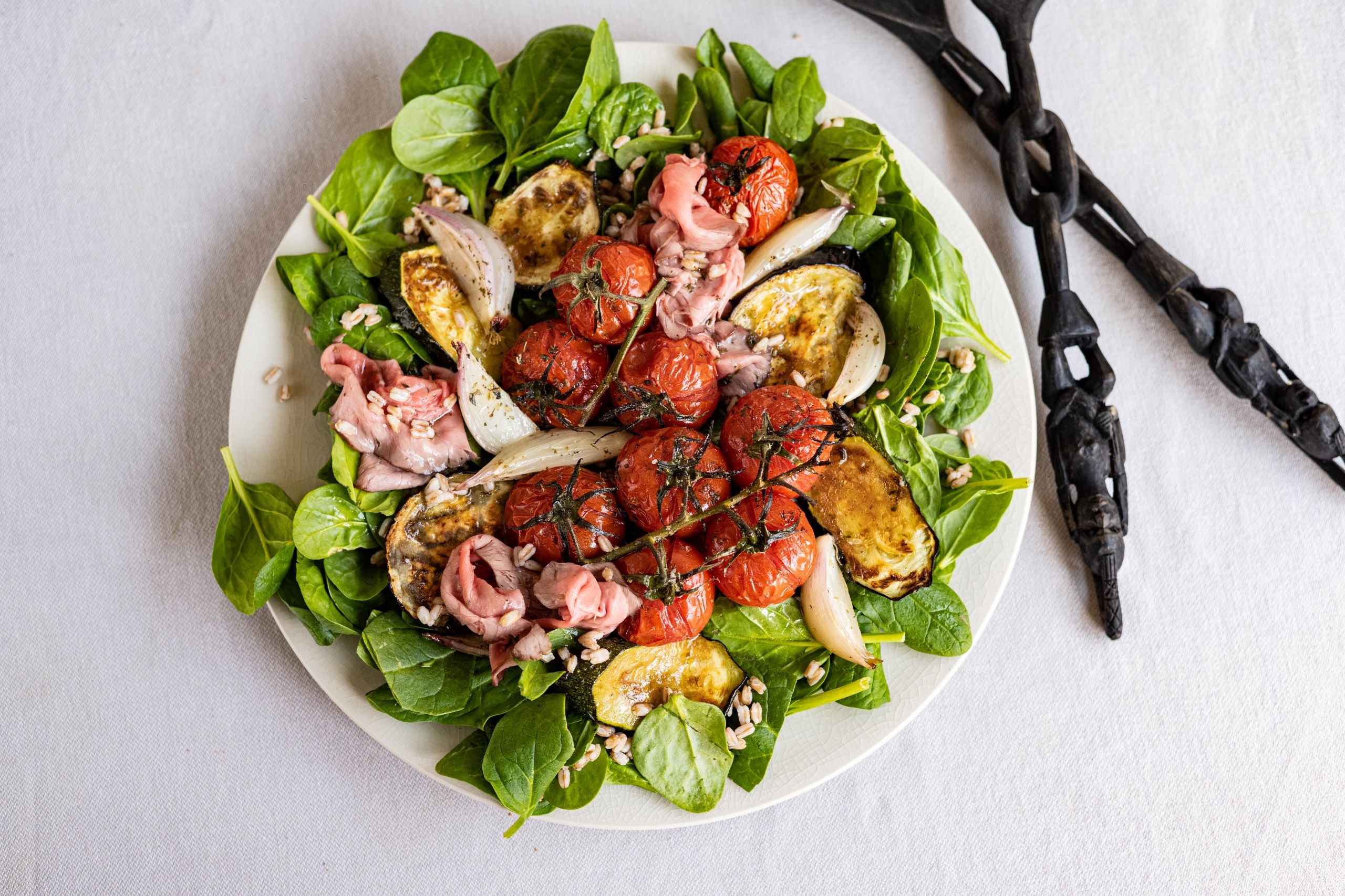 Courgette-auberginesalade met rosbief