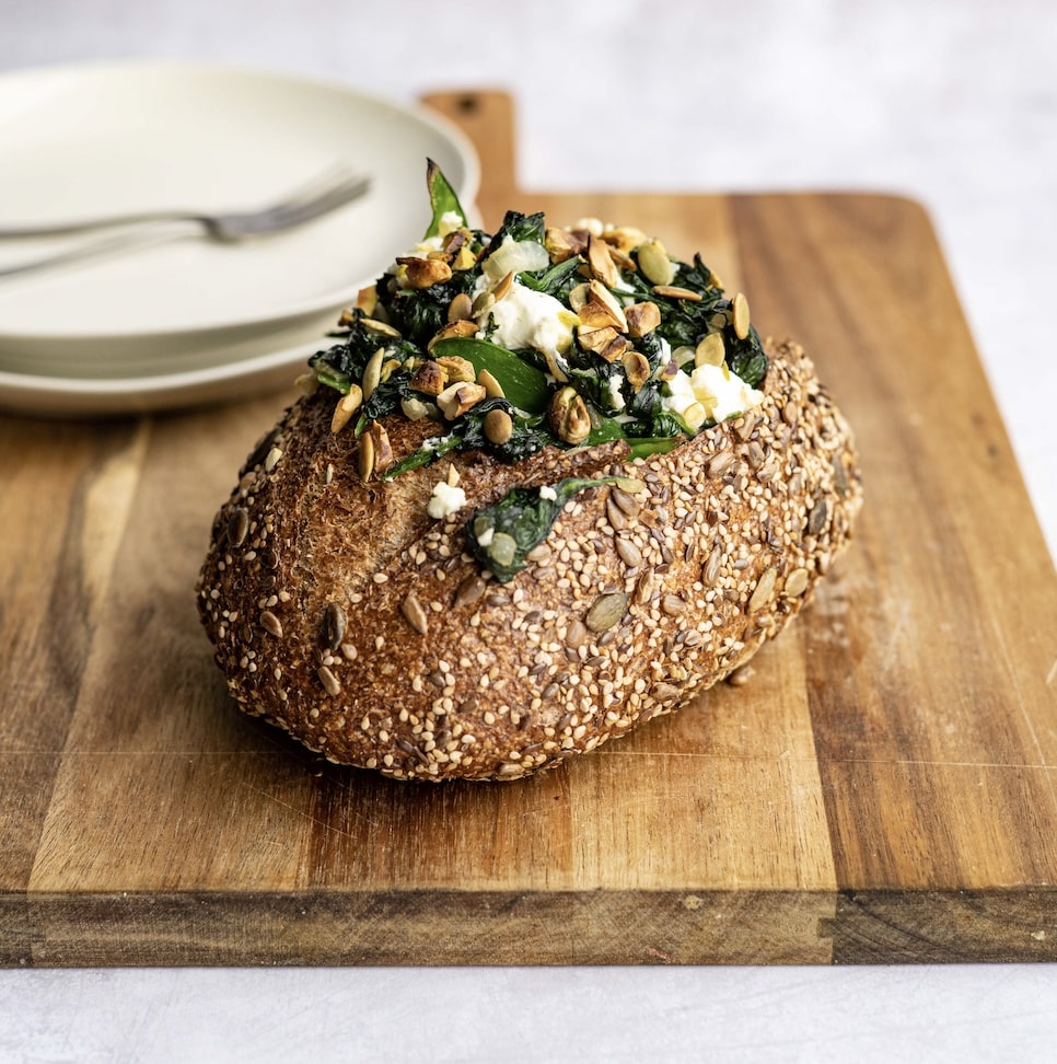 Gevuld volkorenbrood met spinazie en kaasblokjes