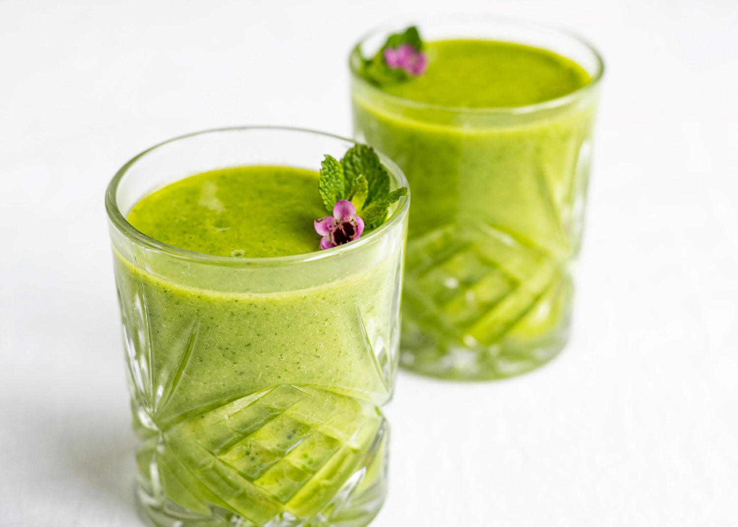 Groene kokossmoothie met tropisch fruit