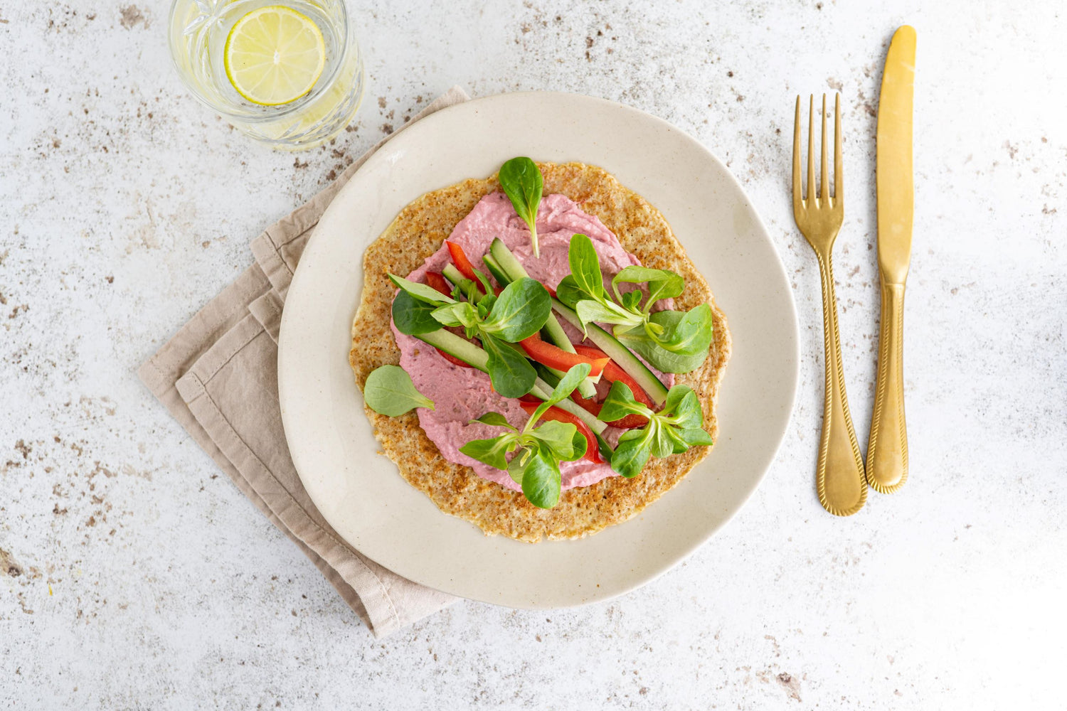 Volkorenpannenkoekrolletjes met rauwkost en hummus