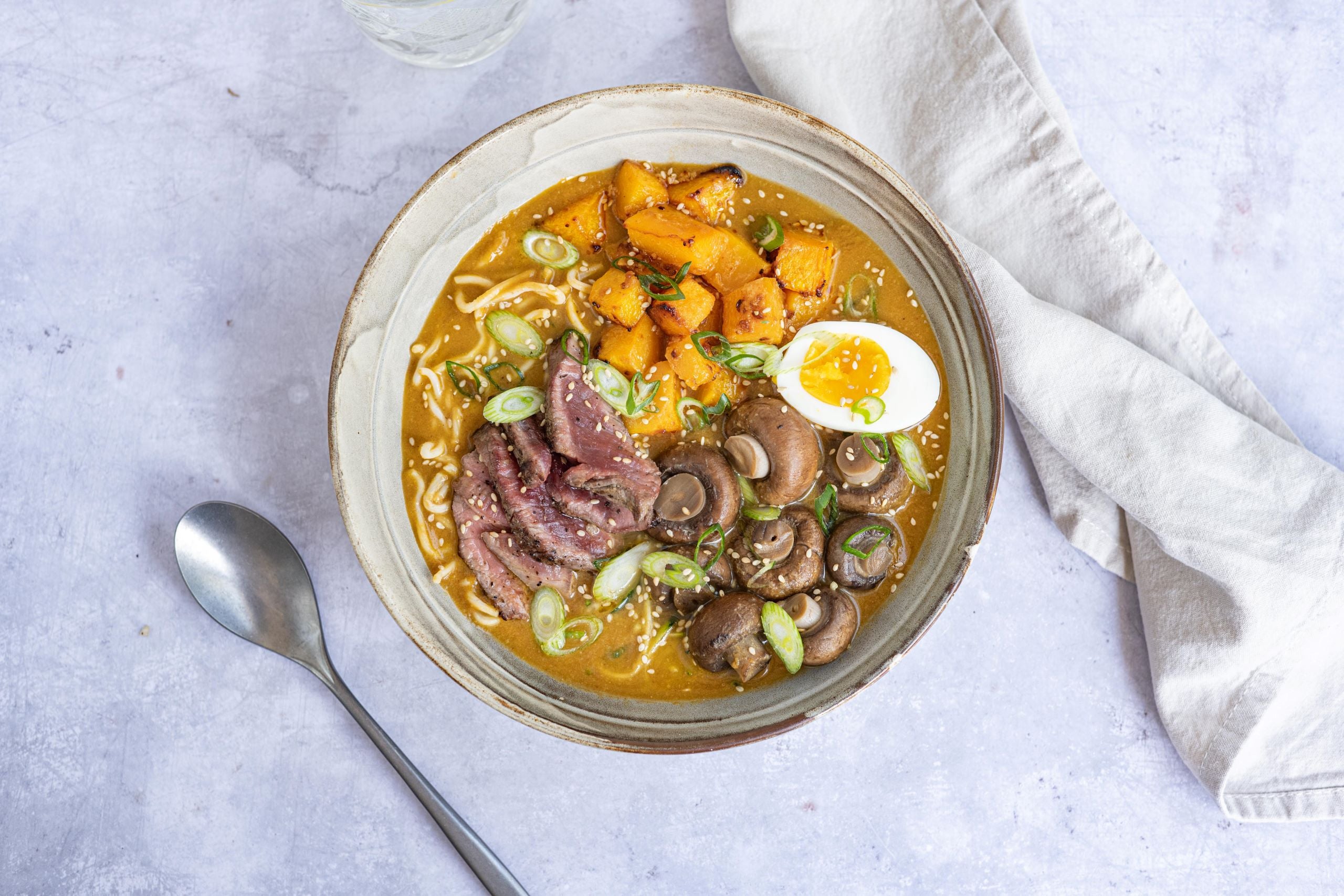 Ramen met pompoen en courgette