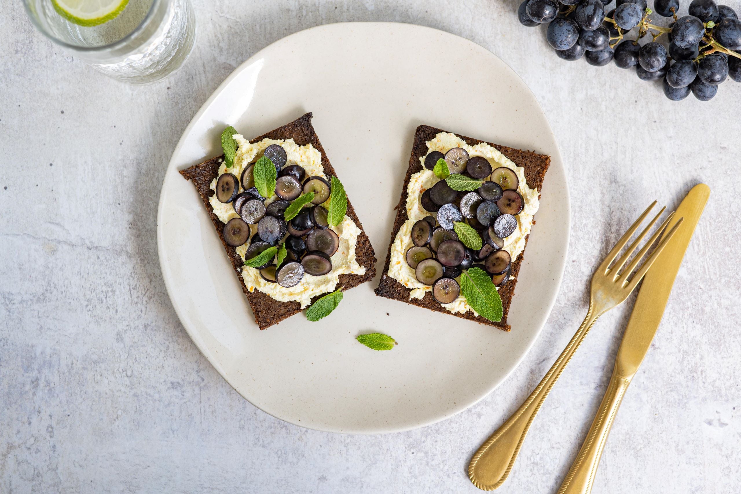 Roggebrood met geitenkaas en druiven