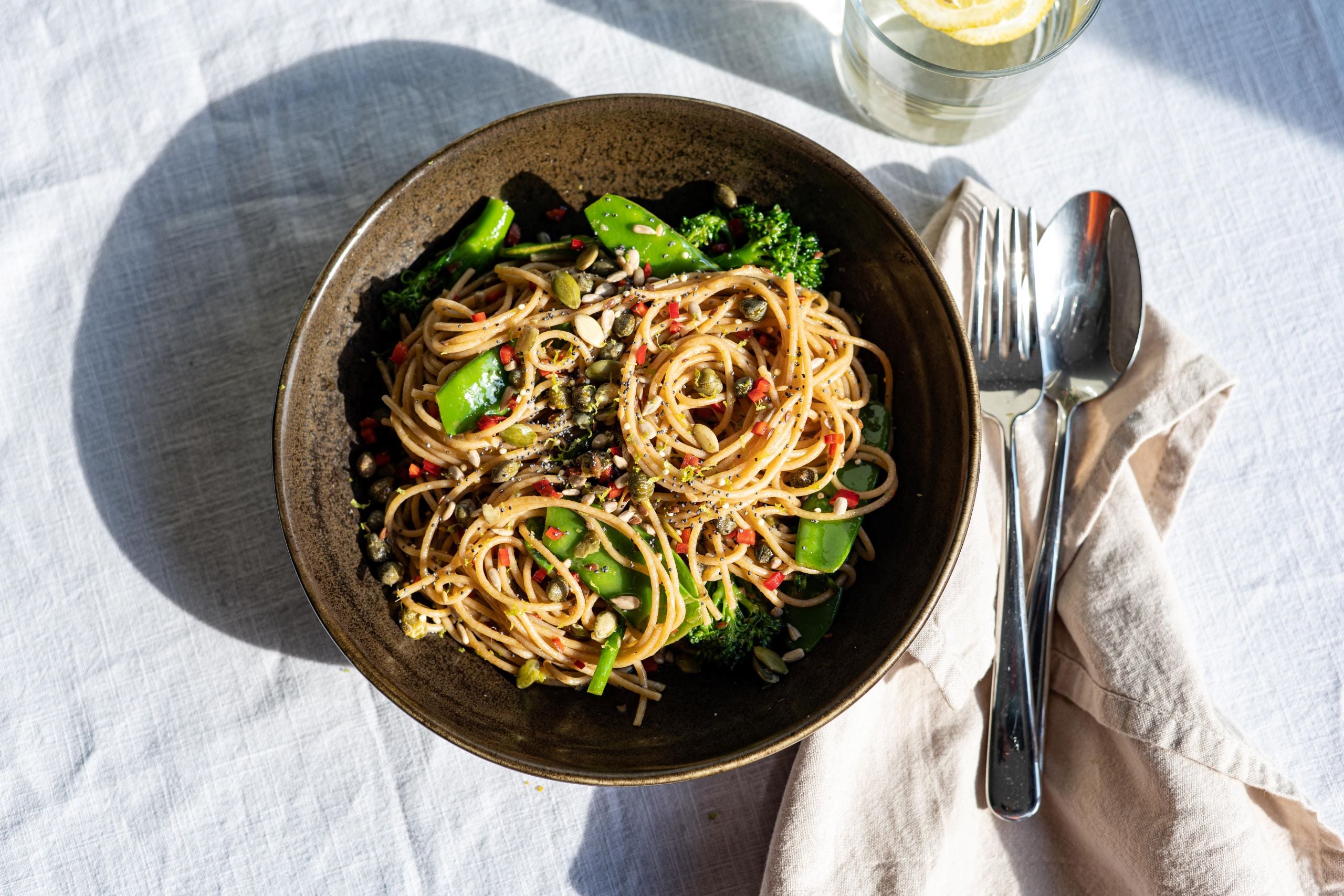 Volkoren spaghetti met bimi, peultjes en ansjovis