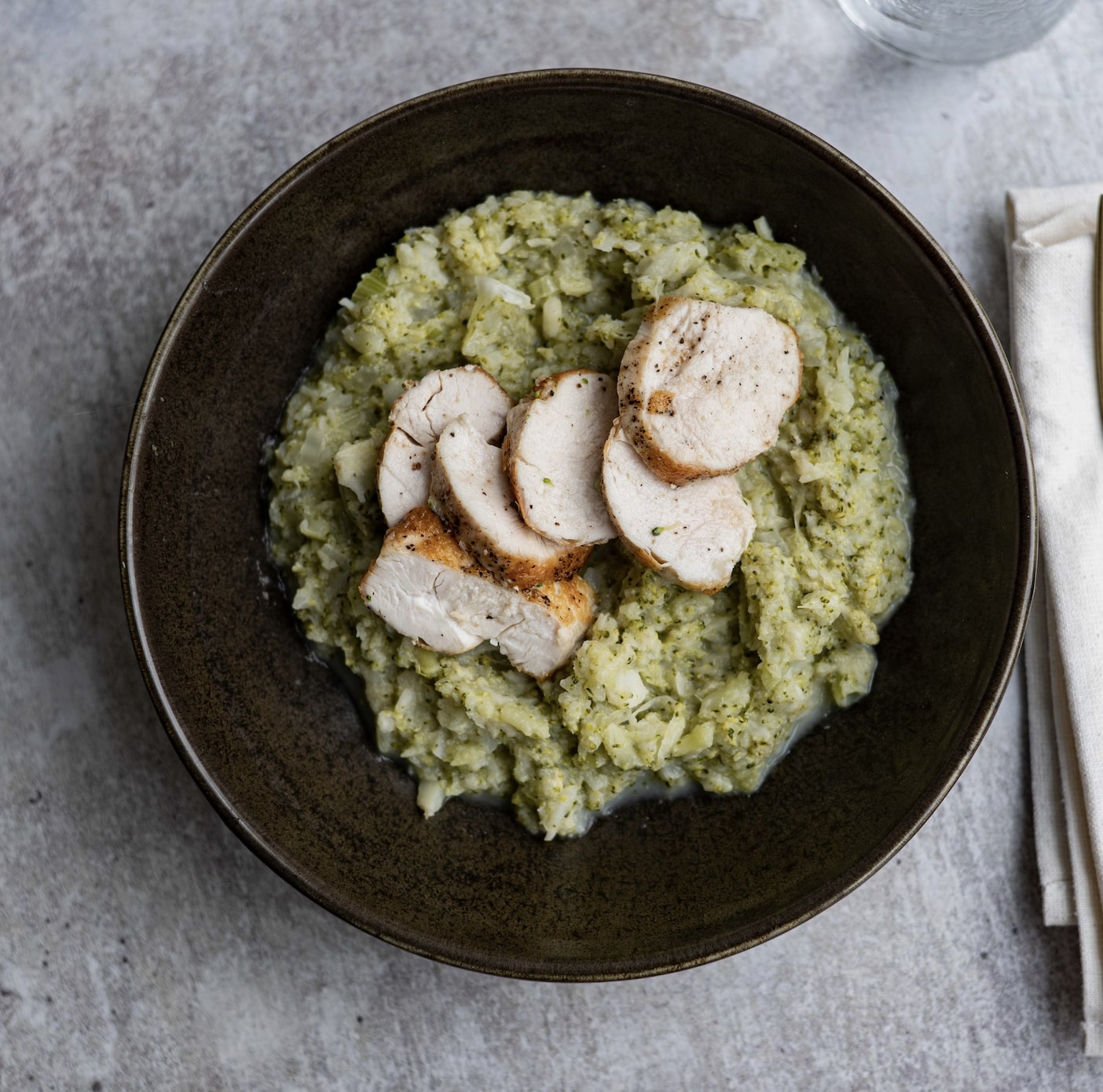 Broccoli-venkelstamppot met kipreepjes  