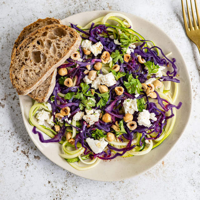 Rodekool-courgettesalade met witte kaas