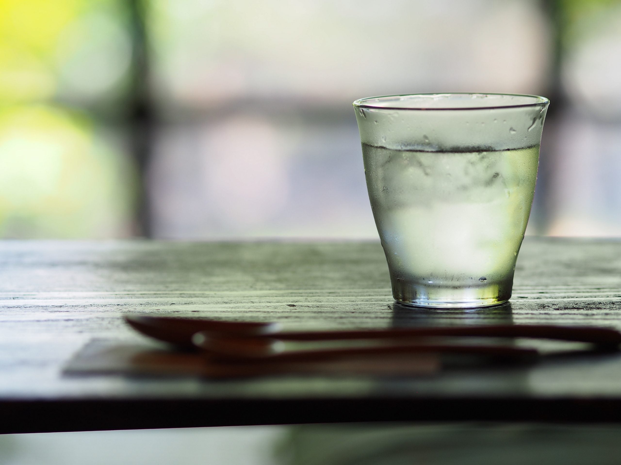 Feit of fabel: van een glas water met citroen in de ochtend val je af