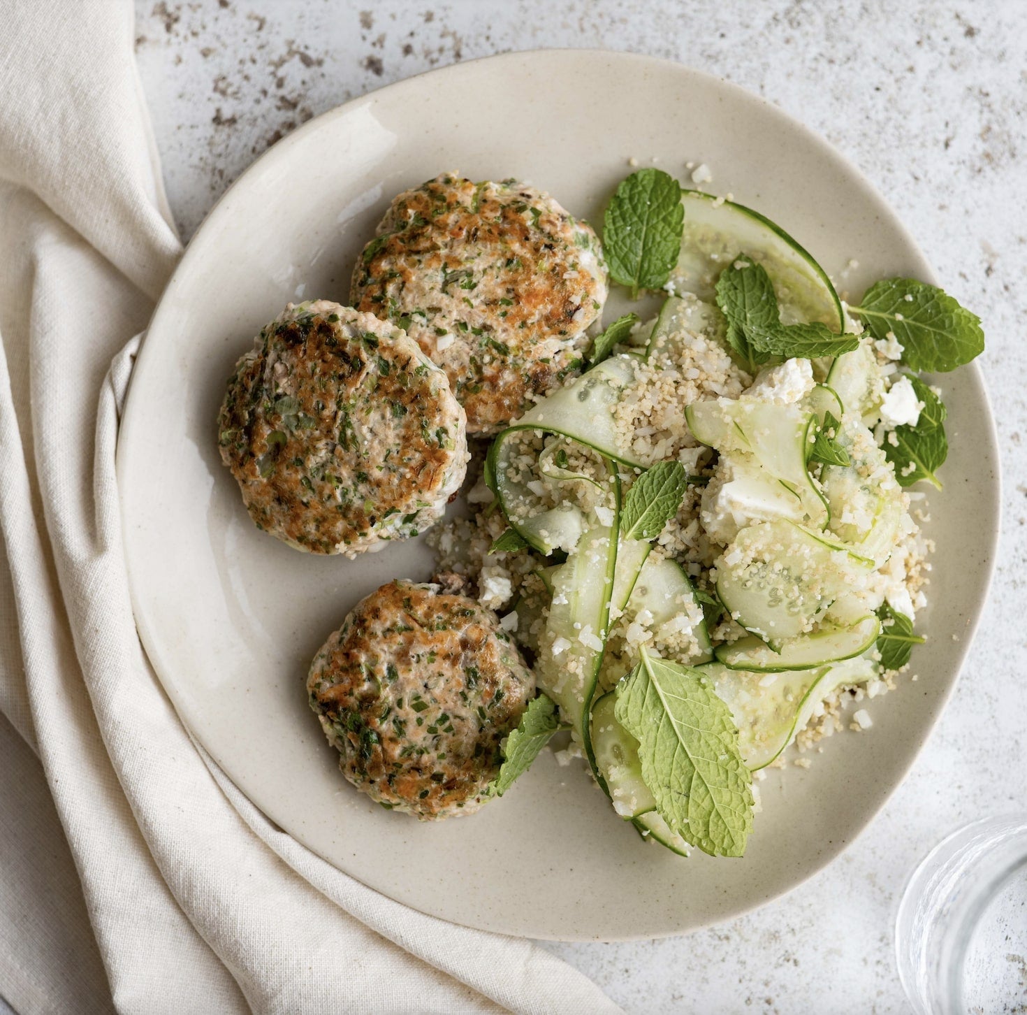 Zalmburgertjes met broccolisalade 