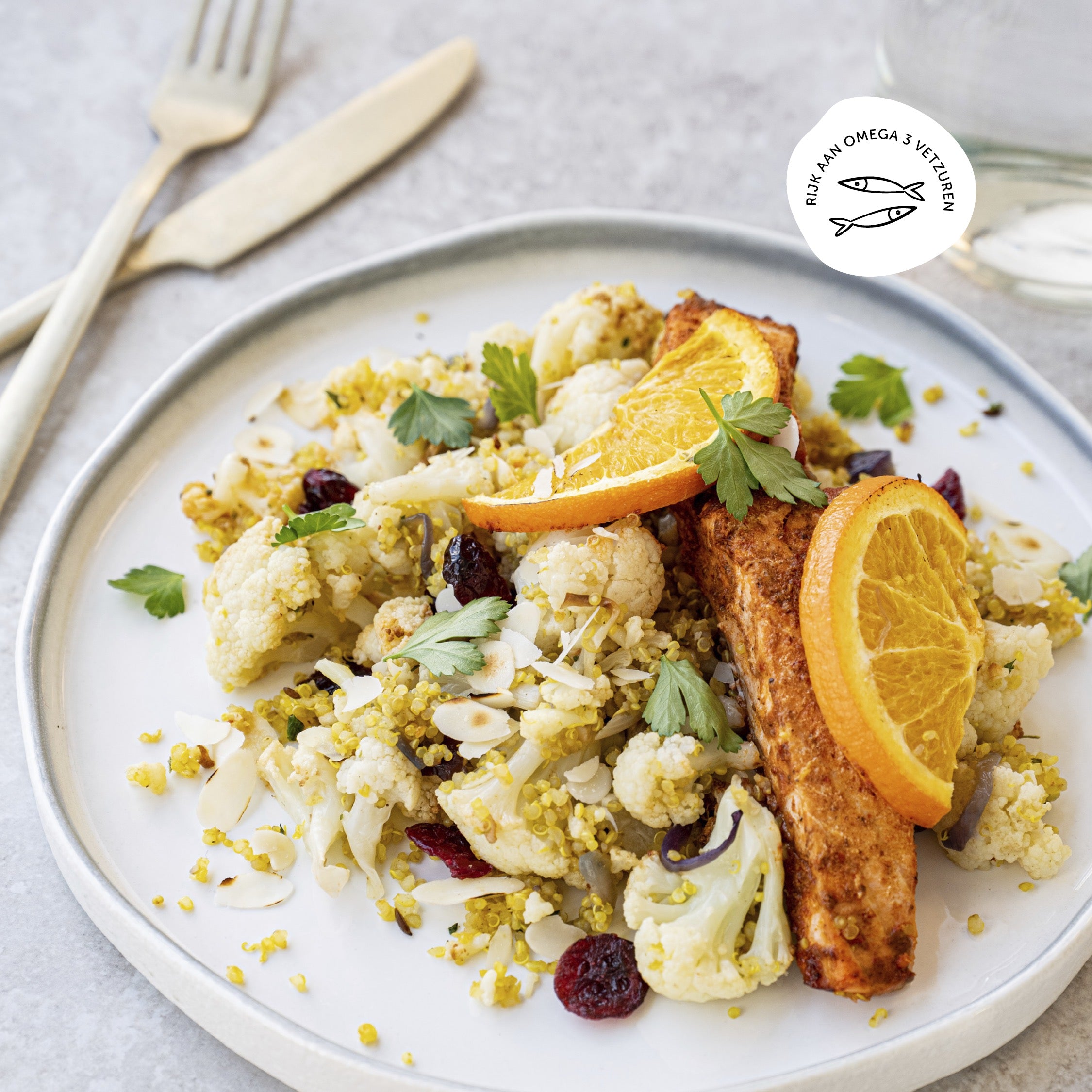 Quinoa pilaf met zalm en bloemkool